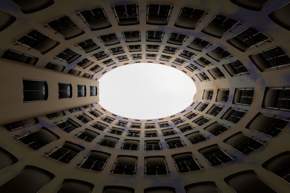 Courtyard, looking up / 中庭仰視